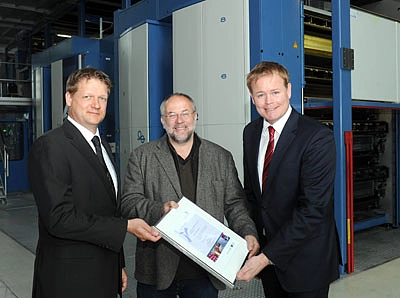 Staatsrat im Umweltressort Wolfgang Golasowski begrüßt die Druckzentrum Nordsee GmbH, vertreten durch Matthias Ditzen-Blanke (rechts) und Michael Ueding (links), beide Geschäftsführung, als 109 Mitglied in der 'partnerschaft umwelt unternehmen'