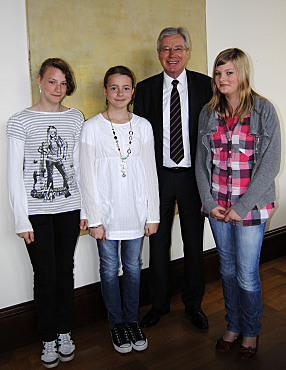 Zu Gast im Büro von Bürgermeister Jens Böhrnsen: Ramona Elert, Lena Niehoff und Alena Tibke  (v.l.)
