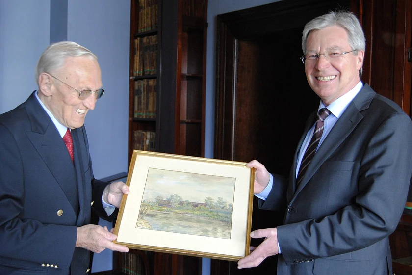 Bürgermeister Jens Böhrnsen freut sich über das Geschenk von Günther Brinkmann (links), ein Landschaftsbild von Rudolf Alexander Schröder