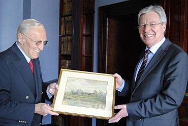 Bürgermeister Jens Böhrnsen freut sich über das Geschenk von Günther Brinkmann (links), ein Landschaftsbild von Rudolf Alexander Schröder