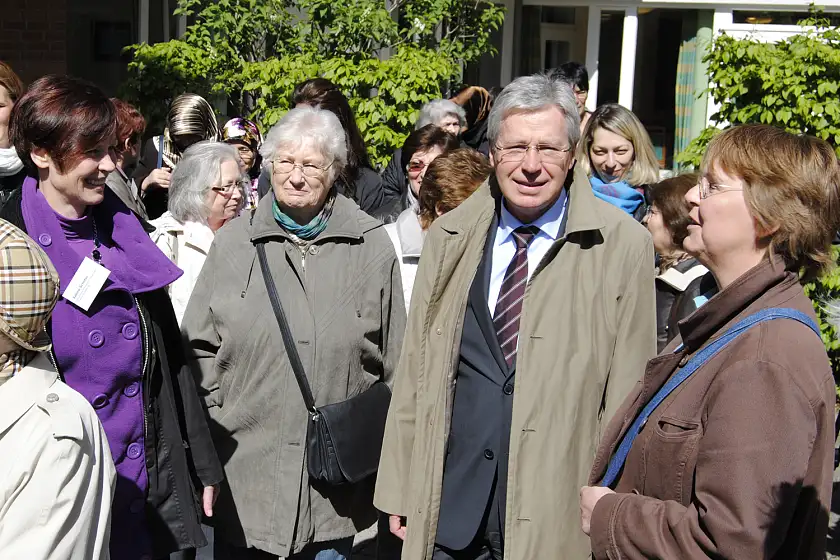 Bürgermeister Jens Böhrnsen im Gespräch mit Sabine Schöbel von der Bremer Heimstiftung (links) und Gudrun Münchmeyer-Elis vom ZIS e.V. (Zentrum für Migranten und Interkulturelle Studien)