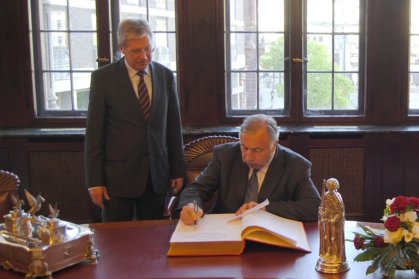 Der Senatspräsident der Französischen Republik, Gérard Larcher trägt sich in das Goldene Buch der Stadt ein