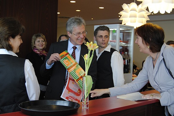 Jens Böhrnsen zeigt Karoline Linnert die Speisekarte des Cafe Gabriely