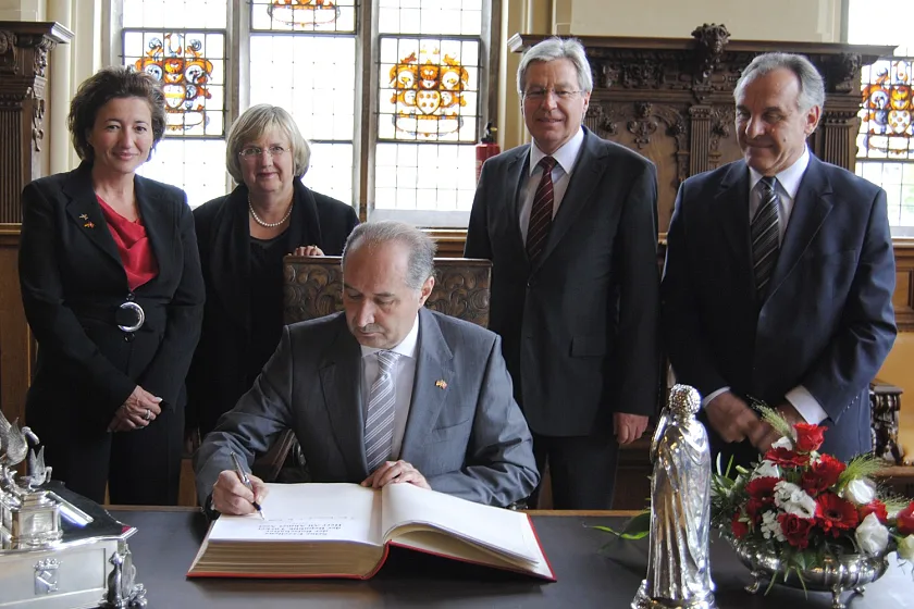 Botschafter Ali Ahmet Acet beim Eintrag ins Goldene Buch. v.l. Yasemin Vierkötter, Honorarkonsulin der Republik Türkei in Bremen, Bildungssenatorin Renate Jürgens-Pieper, Bürgermeister Jens Böhrnsen und Aydin Ilhan Durusoy, der Generalkonsul der Republik Türkei in Hannover