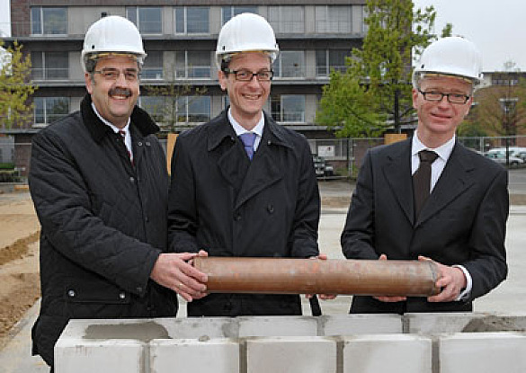 (v.l.) Andreas Heyer (WFB), Wirtschaftssenator Martin Günthner und Architekt Martin Pampus legten den Grundstein für die Erweiterung des Gründerzentrums BITZ im Technologiepark Bremen