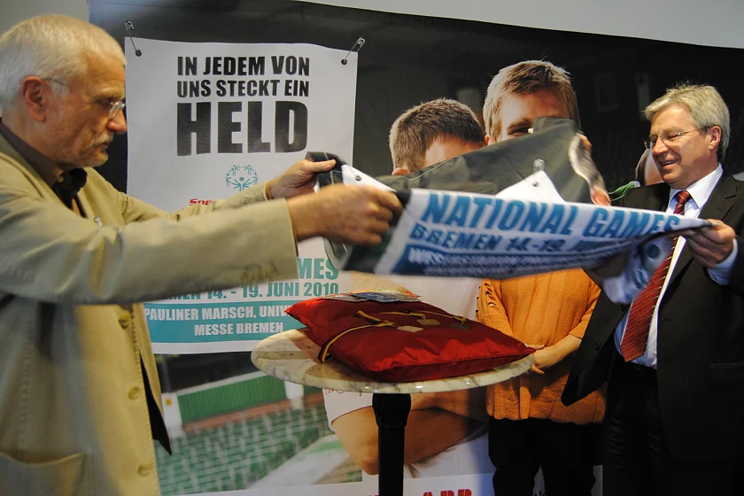 Prof. Dr. Hans-Jürgen Schulke (links) und Bürgermeister Jens Böhrnsen präsentieren die Medaillen für die Special Olympics National Games 2010