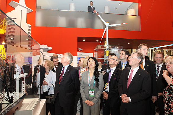 Mit großer Aufmerksamkeit ließ sich Bundespräsident Horst Köhler (4. von rechts) die vielfältige Themen des bremischen Expo-Beitrags erläutern