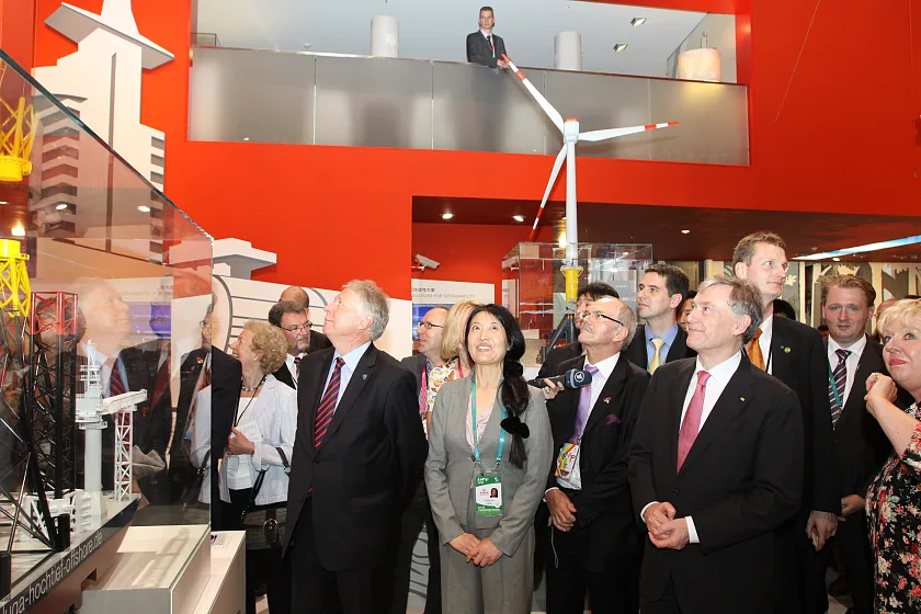 Mit großer Aufmerksamkeit ließ sich Bundespräsident Horst Köhler (4. von rechts) die vielfältige Themen des bremischen Expo-Beitrags erläutern