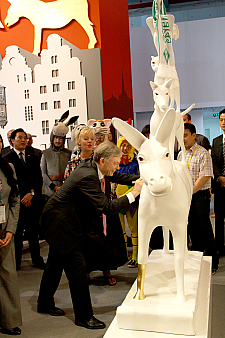 Zum Abschluss seines Besuchs auf dem bremischen Expo-Stand signierte Bundespräsident Horst Köhler die Skulptur der Bremer Stadtmusikanten