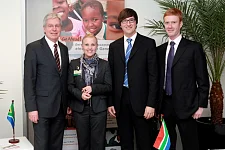 Bürgermeister Jens Böhrnsen, Eva Klesse, Benjamin Werner (Leiter Hochschulgruppe Bremen) und Jan Bildhauer (1. Vorsitzender GoAhead! e.V.).