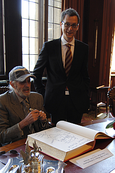 James Rizzi beim Eintrag ins Goldene Buch, rechts Wirtschaftssenator Martin Günthner