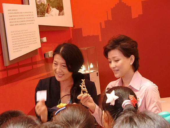 TV-Moderatorin Yang Lan (rechts) überreichte mit Chen Xuefang, Direktorin des Bremen Liaison Office Shanghai, den chinesischen Kindern Abschiedsgeschenke: die Stadtmusikaten als kleine Figur und als Bilderbuch.