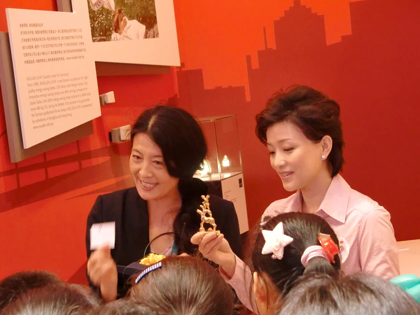 TV-Moderatorin Yang Lan (rechts) überreichte mit Chen Xuefang, Direktorin des Bremen Liaison Office Shanghai, den chinesischen Kindern Abschiedsgeschenke: die Stadtmusikaten als kleine Figur und als Bilderbuch.