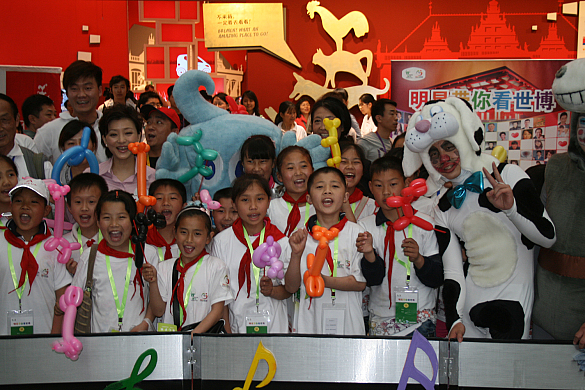 Sie hatten viel Spaß auf dem Bremen-Stand: die von Yang Lan begleiteten Kindern ebenso wie das Maskottchen der Expo 2010, Haibao, und die Stadtmusikanten.