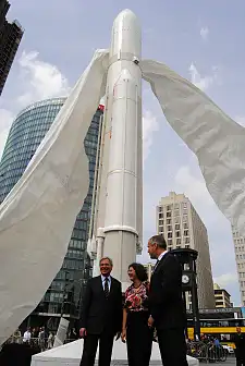 Von links: Bürgermeister Jens Böhrnsen, Staatssekretärin im Berliner Wirtschaftsressort Almuth Nehring-Venus und Evert Dudek, Geschäftsführer von Astrium Deutschland 