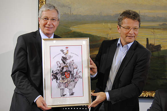 Bürgermeister Jens Böhrnsen und Martin Reckweg mit dem Bild, dass Victor von Bülow (Loriot) für den Stadtmusikantenpreis gemalt hat