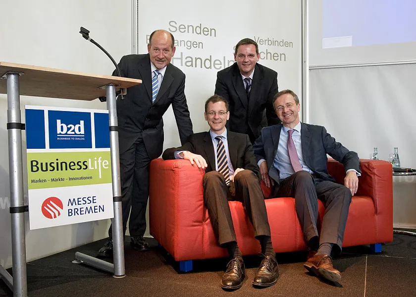 Eröffneten die "b2d BusinessLife" 2010 in der Messe Bremen: (vordere Reihe, von links nach rechts) Martin Günthner, Senator für Wirtschaft und Häfen der Freien Hansestadt Bremen, Otto Lamotte, Präses der Handelskammer Bremen, (hintere Reihe, von links nach rechts) Hans Peter Schneider, Geschäftsführer der Messe Bremen, und Ulf Hofes, Inhaber der b2d BUSINESS TO DIALOG Hofes e.K.