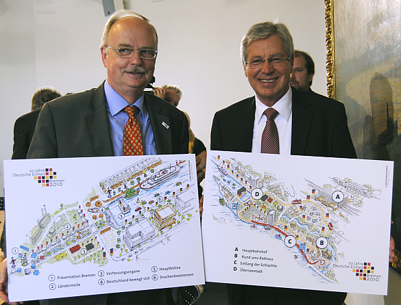 Bürgermeister Jens Böhrnsen und Dr. Klaus Sondergeld (li.), Wirtschaftsförderung Bremen, präsentieren zwei Grafiken mit Darstellungen der Veranstaltungsorte in dem Festgelände