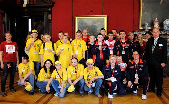 Sportlerinnen und Sportler aus Riga und Danzig im Kaminsaal des Bremer Rathauses