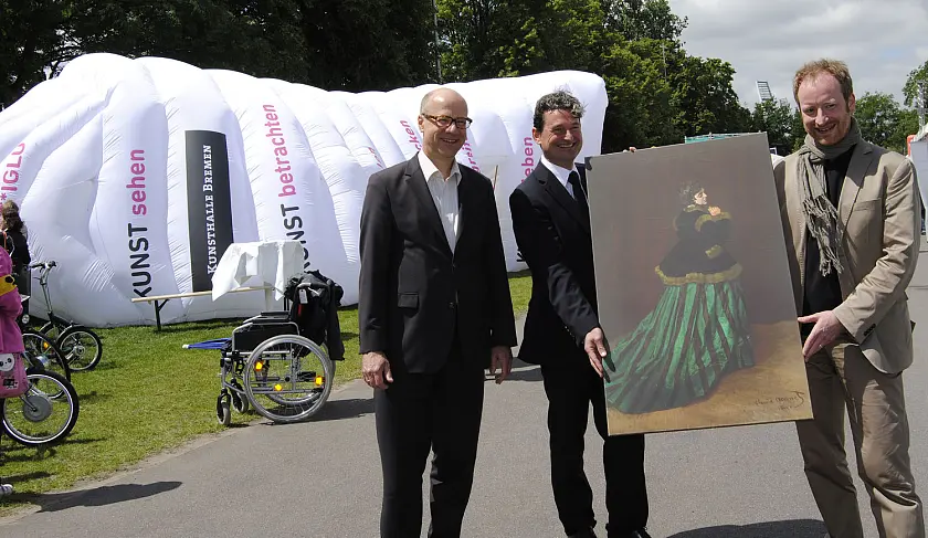 Hans Diers, Geschäftsführer der Kunsthalle,  Dr. Hans-Herwig Geyer von Beluga-Shipping, und Hartwig Dingfelder, Leiter der Abteilung Bildung und Vermittlung (von links) präsentieren das neue Kunst-Iglu. Kunstwerk-Repliken, wie das Gemälde von Claude Monet sollen eine Auseinandersetzung mit Kunst auch außerhalb des Museums möglich machen