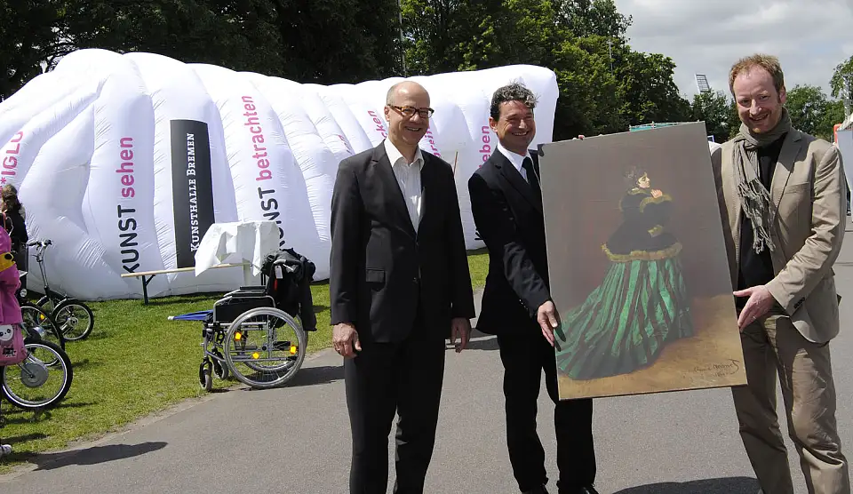 Hans Diers, Geschäftsführer der Kunsthalle,  Dr. Hans-Herwig Geyer von Beluga-Shipping, und Hartwig Dingfelder, Leiter der Abteilung Bildung und Vermittlung (von links) präsentieren das neue Kunst-Iglu. Kunstwerk-Repliken, wie das Gemälde von Claude Monet sollen eine Auseinandersetzung mit Kunst auch außerhalb des Museums möglich machen