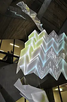 Blick von unten in das Treppenhaus der Staats- und Universitätsbibliothek hinein.