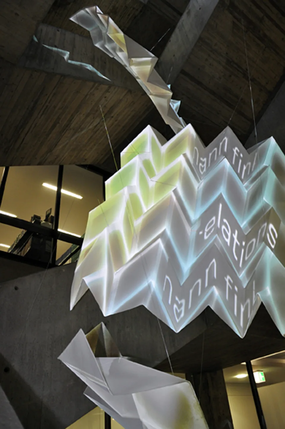 Blick von unten in das Treppenhaus der Staats- und Universitätsbibliothek hinein.