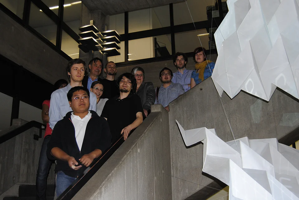 Die Studenten der Hochschule für Künste, Professor Roland Lambrette von der Hochschule für Künste und die Direktorin der Staats- und Universitätsbibliothek, Maria Elisabeth Müller, präsentieren die interaktive Medieninstallation.