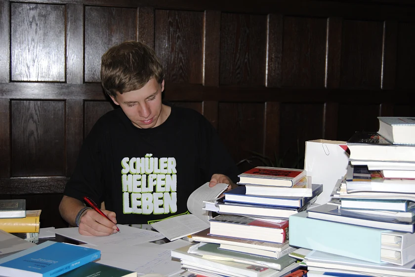Jonathan Heckmann (19) arbeitet im Medienarchiv