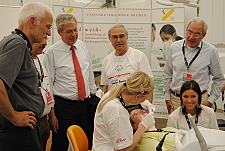 Bürgermeister Jerns Böhrnsen (dritter von links) im Gesundheitszelt von „Healthy Athletics“. 
