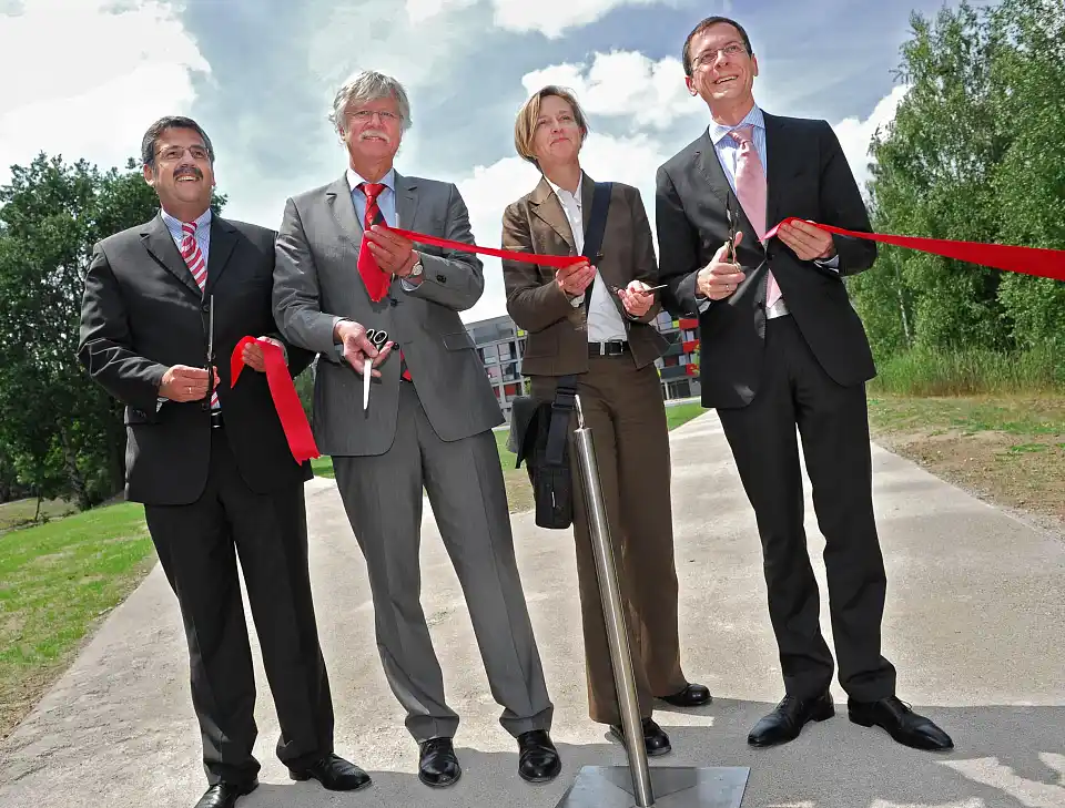 (v.l.) Andreas Heyer (WFB), Uni-Rektor Prof. Wilfried Müller, Landschaftsarchitektin Irene Lohaus und Wirtschaftssenator Martin Günthner gaben den Campus Park für die Öffentlichkeit frei.