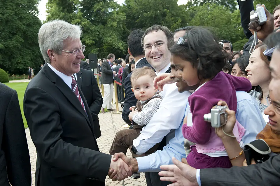 Bundesratspräsident Jens Böhrnsen begrüßt Stipendiaten und deren Angehörige