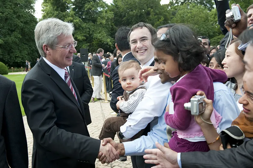 Bundesratspräsident Jens Böhrnsen begrüßt Stipendiaten und deren Angehörige