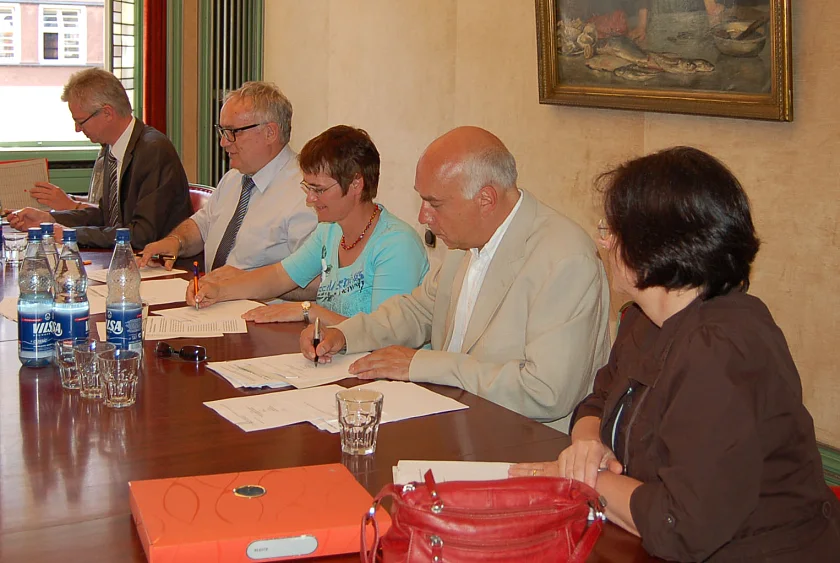 Bei der Unterzeichnung der Tarifeinigung: (v.r.n.l.) Frau Dr. Hasenjäger (Marburger Bund), Dr. Martin Rothe (1. Vorsitzender Marburger Bund, LV Bremen), Dr. Heidrun Gitter (2. Vorsitzende Marburger Bund, LV Bremen), Finanzstaatsraat Henning Lühr (KAV) und Dr. Diethelm Hansen (GeNo)