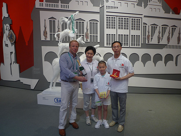 Wen Shengli (mit ihrem Mann Quan Xiaobin und dem elfjährigen Sohn Quan Xinhao) ist die 300.000. Besucherin des Gemeinschaftsstandes in der Urban Best Practices Area (UBPA) der Expo 2010 in Shanghai, begrüßt von Frank Reimers (links), WFB Bremen