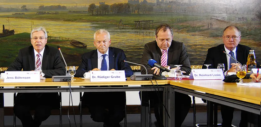 Bei der Pressekonferenz zum „Bahngipfel“ im Bremer Rathaus (von links): Bürgermeister Jens Böhrnsen, Dr. Rüdiger Grube (Vorsitzender des Vorstandes der Deutschen Bahn AG), Dr. Reinhard Loske (Senator für Umwelt, Bau, Verkehr und Europa), Ulrich Bischoping (DB-Konzernbeauftragter für die Länder Bremen und Niedersachsen)