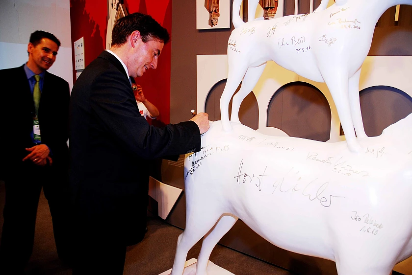 Zum Abschluss seines Besuches auf dem Gemeinschaftsstand unterschrieb David McAllister auf der Stadtmusikanten-Skulptur, die auch schon anderen prominenten Gästen als Gästebuch diente.[Foto: Xu Shun]