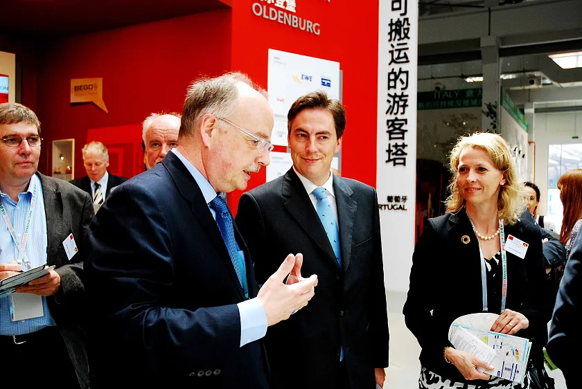 Aufmerksam und interessiert folgte Niedersachsens Ministerpräsident David McAllister (2. von rechts) den Ausführungen von Dr. Klaus Sondergeld (3. von rechts) zu den einzelnen Themen des Gemeinschaftspräsentation der Nordwestregion auf der Expo 2010. Begleitet wurde McAllister von der Präsidentin der Universität Oldenburg, Prof. Dr. Babette Simon. [Foto: Xu Shun]