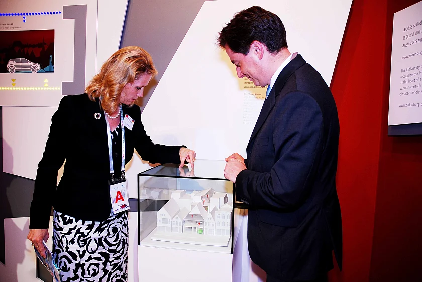 Prof. Dr. Babette Simon, Präsidentin der Universität Oldenburg, erläuterte dem niedersächsischen Minsterpräsidenten David McAllister das "Schlaue Haus" vor, das auf dem Expo-Stand als Modell präsentiert wird. [Foto: Xu Shun]