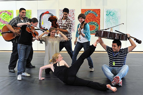 Musik und Tanz finden zusammen: Teilnehmerinnen und Teilnehmer des Projekts "Art Conquers Borders - Kunst erobert Grenzen" improvisieren gemeinsam in der Gesamtschule Ost