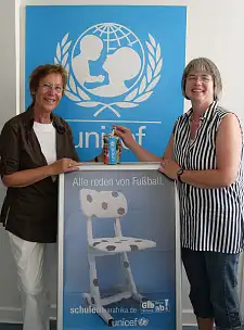 Spende für die Schulen in Afrika: Heike Precht von Unicef und Heide Bleckwedel-Marx aus der Bremer Sozialbehörde (rechts)