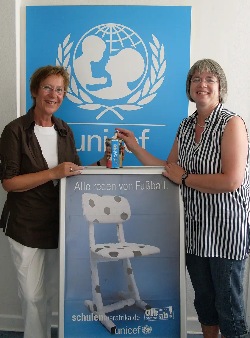 Spende für die Schulen in Afrika: Heike Precht von Unicef und Heide Bleckwedel-Marx aus der Bremer Sozialbehörde (rechts)