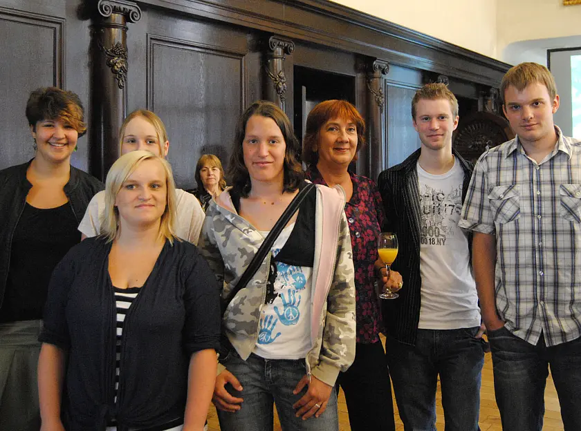 Bürgermeisterin Linnert mit einigen der neuen Auszubildenden der öffentlichen Verwaltung 