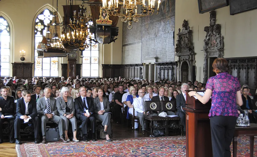 Bürgermeisterin Linnert während der Ansprache an die Auszubildenden und deren Angehörige