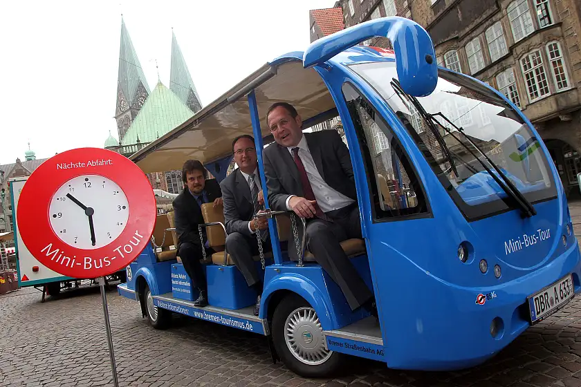 Gut aufgehoben im Minibus: Bau- und Umweltsenator  Dr. Reinhard Loske, BTZ-Chef  Peter Siemering und Michael Hünig, Vorstandsmitglied der BSAG (von rechts)