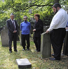Bürgermeister Jens Böhrnsen, Grigori Pantijelew, Bürgermeisterin Karoline Linnert und Rabbiner Netanel Teitelbaum auf dem alten Jüdischen Friedhof (von links)