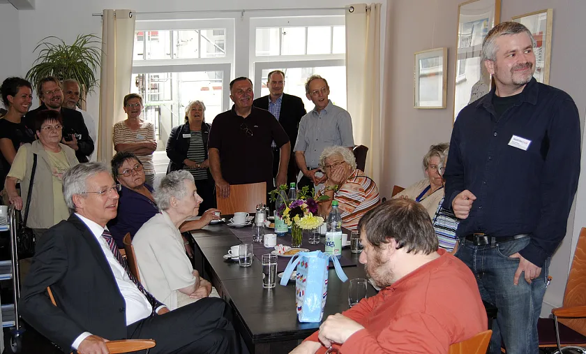 Bürgermeister Böhrnsen beim geselligen Treff im Nachbarschaftscafé "Nahbei"