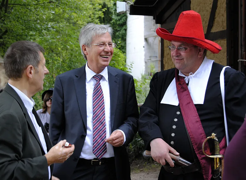 Kleine Lektion für den Bürgermeister über Bremische Geschichte beim Torfhafen in Findorff