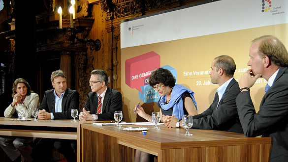 Im Gespräch: (von links) Düwel, Marco Bode, Thomas de Mazière, Moderatorin Jacqueline Boysen, Stefan Beinlich und Marco Fuchs