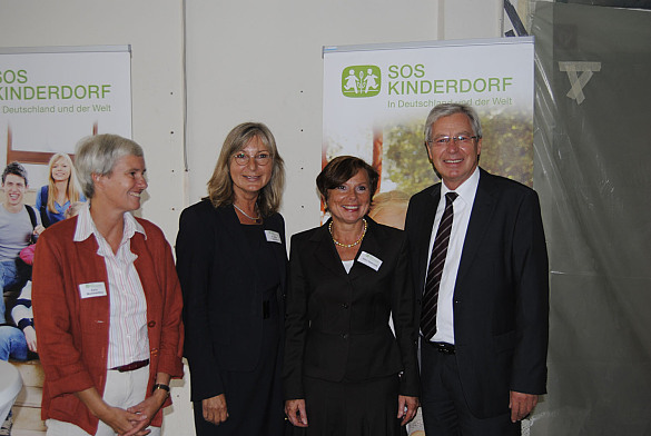 Freuen sich gemeinsam über das neue SOS Kinderdorf-zentrum: (von links) Karin Mummenthey (Leiterin der Einrichtung), Dr. Gitta Trauernicht (Vorstand SOS Kinderdorf e.V.), Elke Pietrzyk, Bürgermeister jens Böhrnsen
